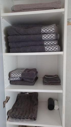 - un placard blanc avec des serviettes dans l'établissement Vue fabuleuse lagune de mer, à Bages