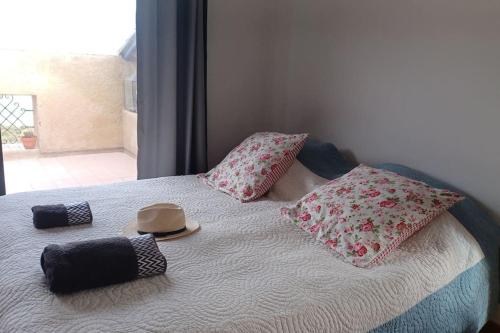 - un lit avec un chapeau et des oreillers dans l'établissement Vue fabuleuse lagune de mer, à Bages