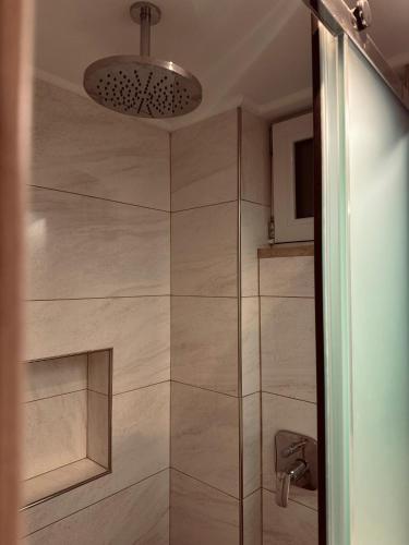 Un baño de Zante Heart 1 Bedroom Apartment