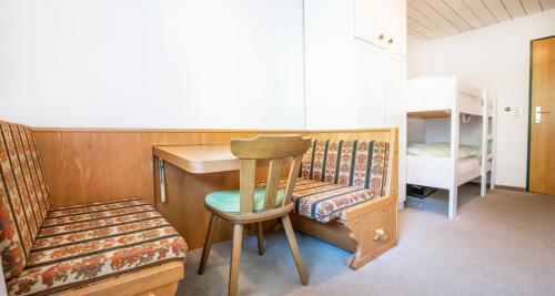 ケーニヒスライテンにあるAppartement Dettlbauer Top 16のデスク、椅子、ベッドが備わる客室です。