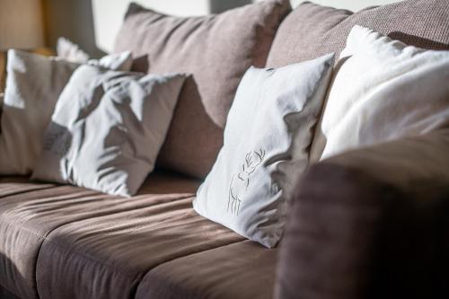 een bank met witte kussens erop bij Kreidl Top 37 in Königsleiten