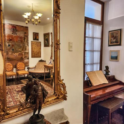 a statue of a man standing in front of a mirror at Hotel Boutique Casa San Marcos in Quito