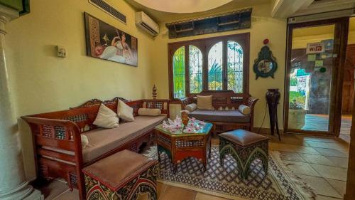 Un lugar para sentarse en Hotel de charme et SPA Dar El Bhar