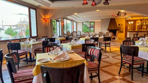 Un restaurante u otro lugar para comer en Hotel de charme et SPA Dar El Bhar