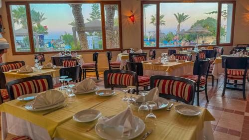 Un restaurante u otro lugar para comer en Hotel de charme et SPA Dar El Bhar