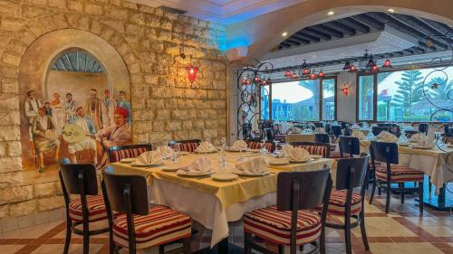 Un restaurante u otro lugar para comer en Hotel de charme et SPA Dar El Bhar
