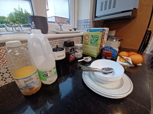 eine Küchenarbeitsplatte mit einer Spüle und etwas Essen in der Unterkunft The Gemstone Manor in Watford