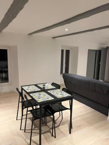 - un salon avec une table et des chaises dans l'établissement Appartement tout équipé centre-ville, à Millau