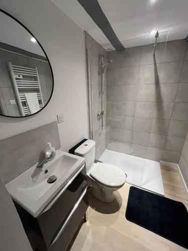Ένα μπάνιο στο Appartement tout équipé centre-ville