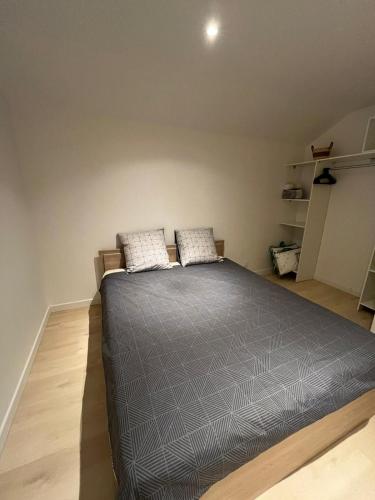 Ένα ή περισσότερα κρεβάτια σε δωμάτιο στο Appartement tout équipé centre-ville