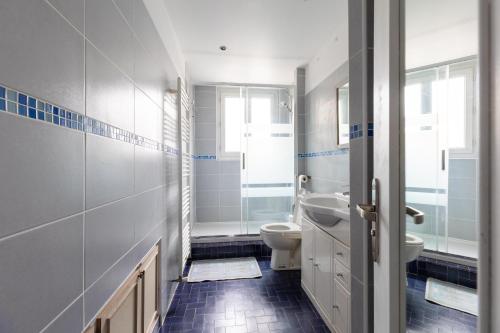 un baño con inodoro y lavabo en Appartement authentique à colombage 15mn de Disney, en Ferrières-en-Brie