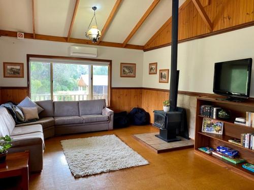 Μια τηλεόραση ή/και κέντρο ψυχαγωγίας στο Settlers Chalet