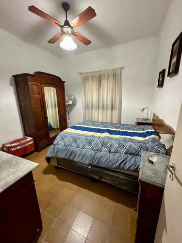 ein Schlafzimmer mit einem Bett und einem Deckenventilator in der Unterkunft La Soñada in Alta Gracia