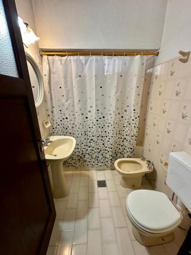 ein Badezimmer mit Toilette, Waschbecken und Dusche in der Unterkunft La Soñada in Alta Gracia