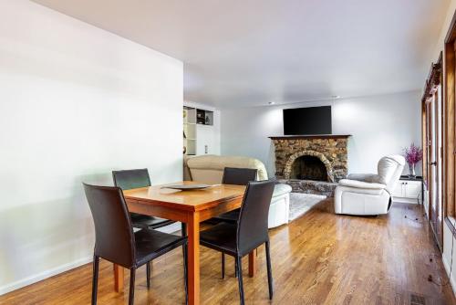 Μια τηλεόραση ή/και κέντρο ψυχαγωγίας στο Spacious 3BR Redmond Home with Fireplace & BBQ