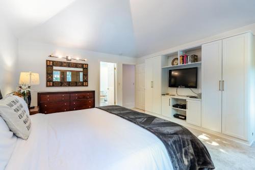Ένα ή περισσότερα κρεβάτια σε δωμάτιο στο Spacious 3BR Redmond Home with Fireplace & BBQ