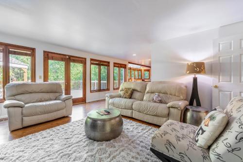 Χώρος καθιστικού στο Spacious 3BR Redmond Home with Fireplace & BBQ