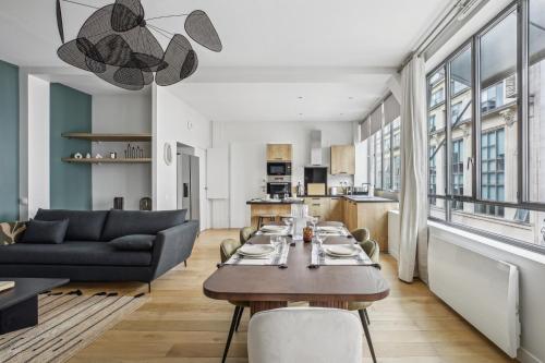 un salon avec une table et un canapé dans l'établissement Amazing Montorgueil, à Paris