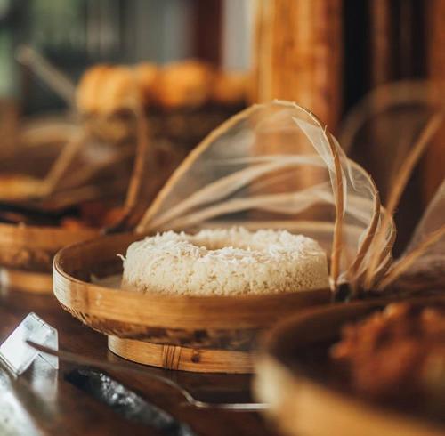 una mesa con tres cestas de pan encima en Pousada Velas e Vento - Barra Grande, Taipu de Fora, Maraú, en Barra Grande