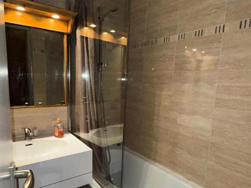 Mâcot La PlagneにあるRésidence Onyx - Studio fonctionnel · Accès direct aux pistes ·Vue pistes · Balcon MAE-3777のシャワー、洗面台、浴槽を備えたバスルーム