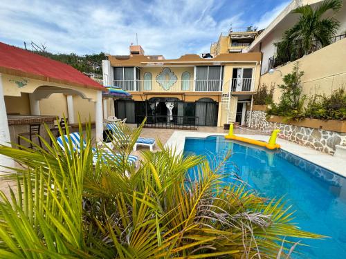 Πισίνα στο ή κοντά στο Blue Coast with pool and ocean view 10 to 35 p