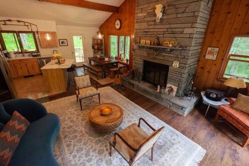 Η κουζίνα ή μικρή κουζίνα στο The Fern Hill Lodge Serenity on 20 Acres
