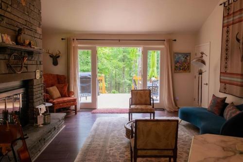 Χώρος καθιστικού στο The Fern Hill Lodge Serenity on 20 Acres
