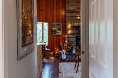 Χώρος καθιστικού στο The Fern Hill Lodge Serenity on 20 Acres