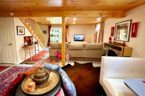 Χώρος καθιστικού στο The Fern Hill Lodge Serenity on 20 Acres