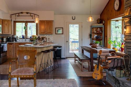 Η κουζίνα ή μικρή κουζίνα στο The Fern Hill Lodge Serenity on 20 Acres