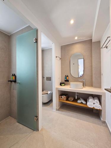 Koupelna v ubytování Etherio Suites Milos