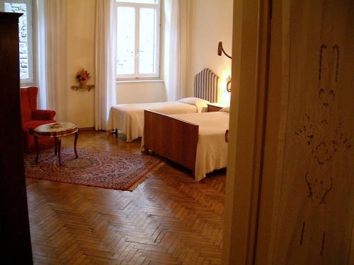 - une chambre avec 2 lits et une fenêtre dans l'établissement Hotel Cestelli, à Florence