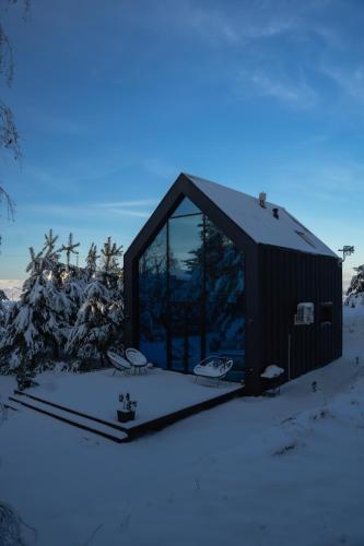 a black greenhouse in the snow in the snow at Ostoja Narwiańska in Nagórki