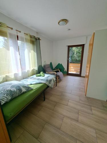 WiddernにあるWohnung Widdernのベッドルーム1室(緑のベッド1台付)