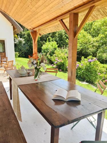 - une table de pique-nique en bois avec 2 livres dans l'établissement La Chaumière aux hortensias, à Saint-Jouin-Bruneval
