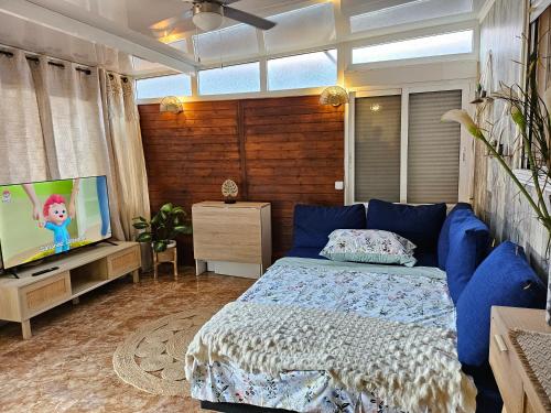 Un dormitorio con una cama y un televisor de pantalla plana. en La Manga Beach House, en La Manga del Mar Menor