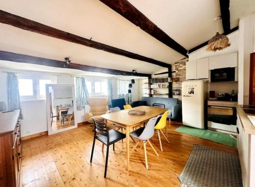 une cuisine et un salon avec une table et des chaises dans l'établissement Appartement 3 pièces sur le Vieux Port, plein centre, à La Rochelle