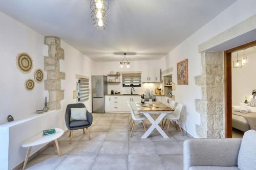 Η κουζίνα ή μικρή κουζίνα στο Villa Camesi - Quiet Escape with Stunning Views