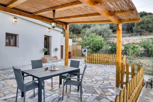 Patio nebo venkovní prostory v ubytování Villa Camesi - Quiet Escape with Stunning Views
