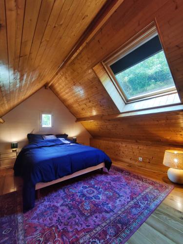 une chambre avec un lit et une fenêtre dans l'établissement La Chaumière aux hortensias, à Saint-Jouin-Bruneval