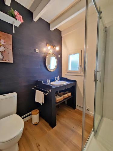 une salle de bain avec un lavabo et une douche en verre dans l'établissement La Chaumière aux hortensias, à Saint-Jouin-Bruneval