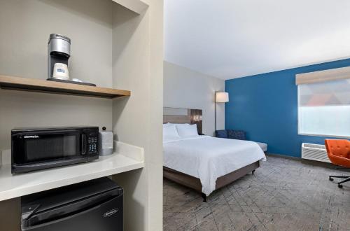 a hotel room with a bed and a tv at Holiday Inn Express Hurricane Mills Waverly by IHG in Hurricane Mills