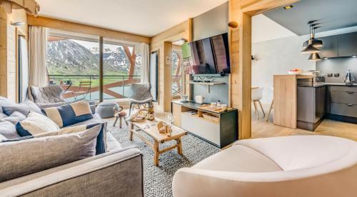 un salon avec un canapé et une table dans l'établissement Résidence Phoenix - 5 pièces 8 personnes 4 MAE-9511, à Tignes