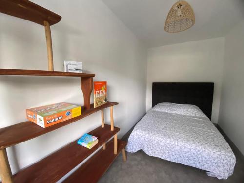 - une chambre avec des lits superposés et une étagère à livres dans l'établissement Maison au bord du lac de saint Ciergues, à Perrancey