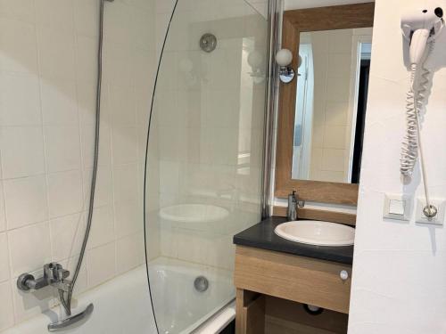 une salle de bain avec douche et lavabo dans l'établissement Résidence Le Centaure - 4 Pièces pour 8 Personnes 591, à Aime La Plagne