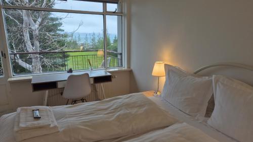 Postel nebo postele na pokoji v ubytování Húsavík Apartment