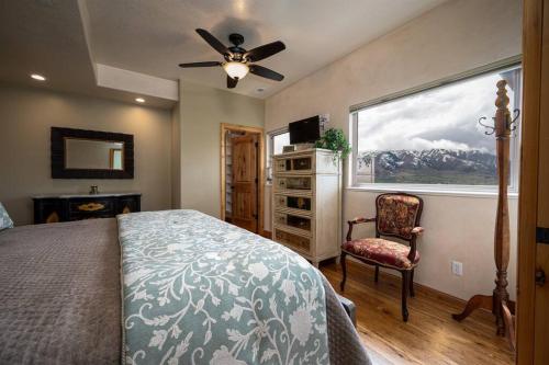 Ένα ή περισσότερα κρεβάτια σε δωμάτιο στο Snowcrest Summit Retreat
