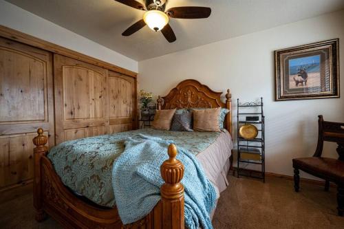 Ένα ή περισσότερα κρεβάτια σε δωμάτιο στο Snowcrest Summit Retreat