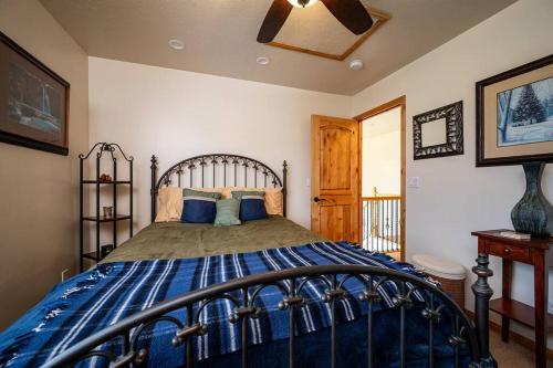 Ένα ή περισσότερα κρεβάτια σε δωμάτιο στο Snowcrest Summit Retreat