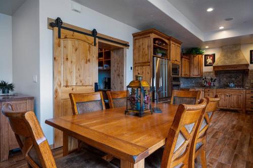 Η κουζίνα ή μικρή κουζίνα στο Snowcrest Summit Retreat